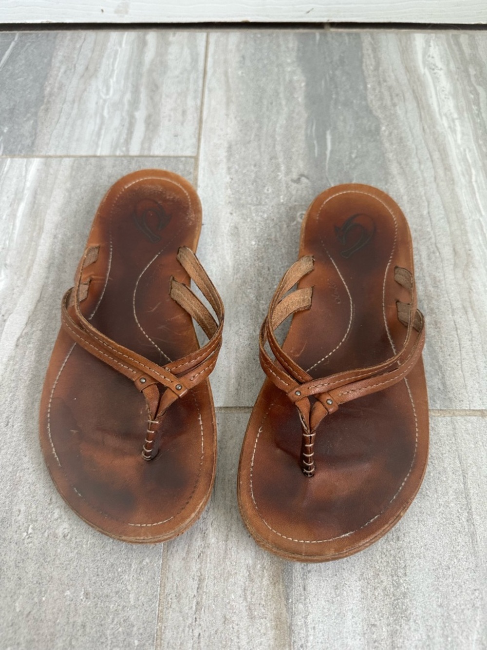 OluKai Women's Brown Leather Thong Sandals